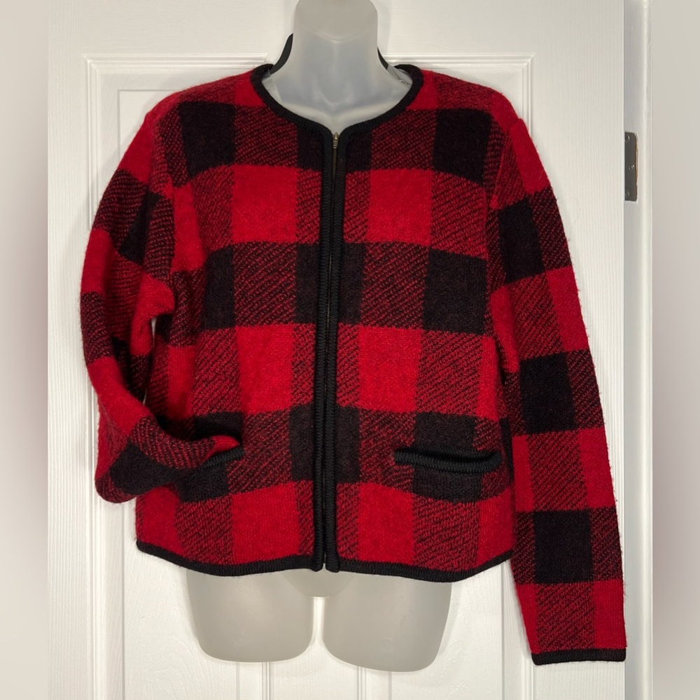 Holiday sweater, buaffalo check/plaid pattern, size L